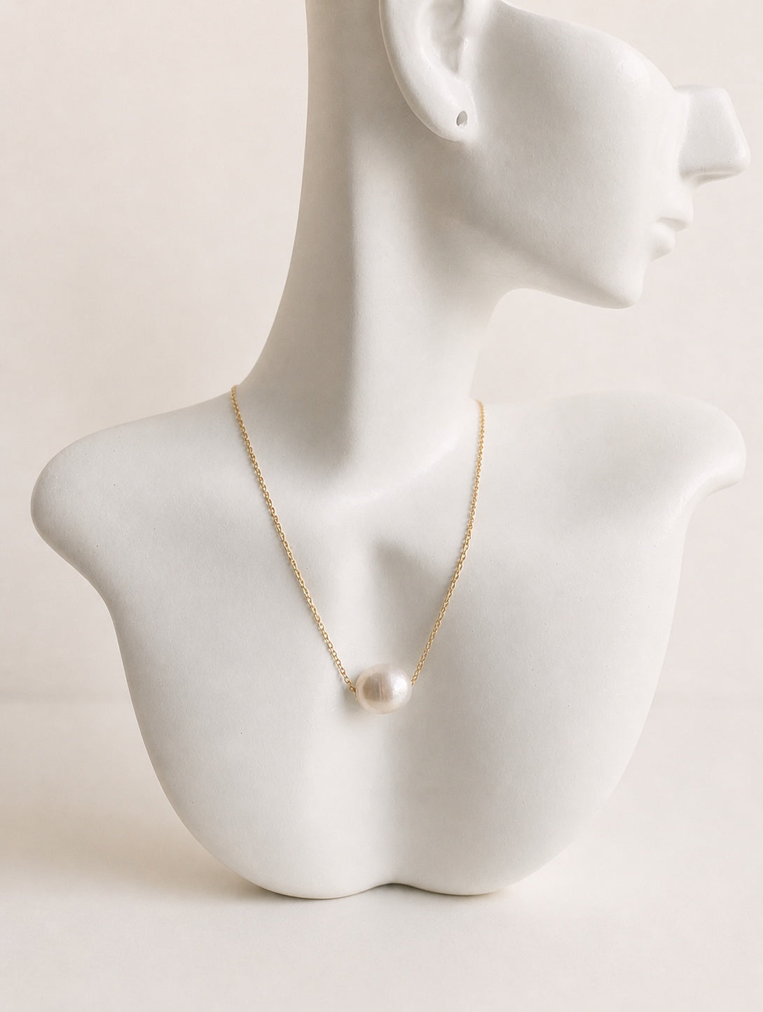 Waterproof freshwater pearl necklace with an 18K gold-plated chain.