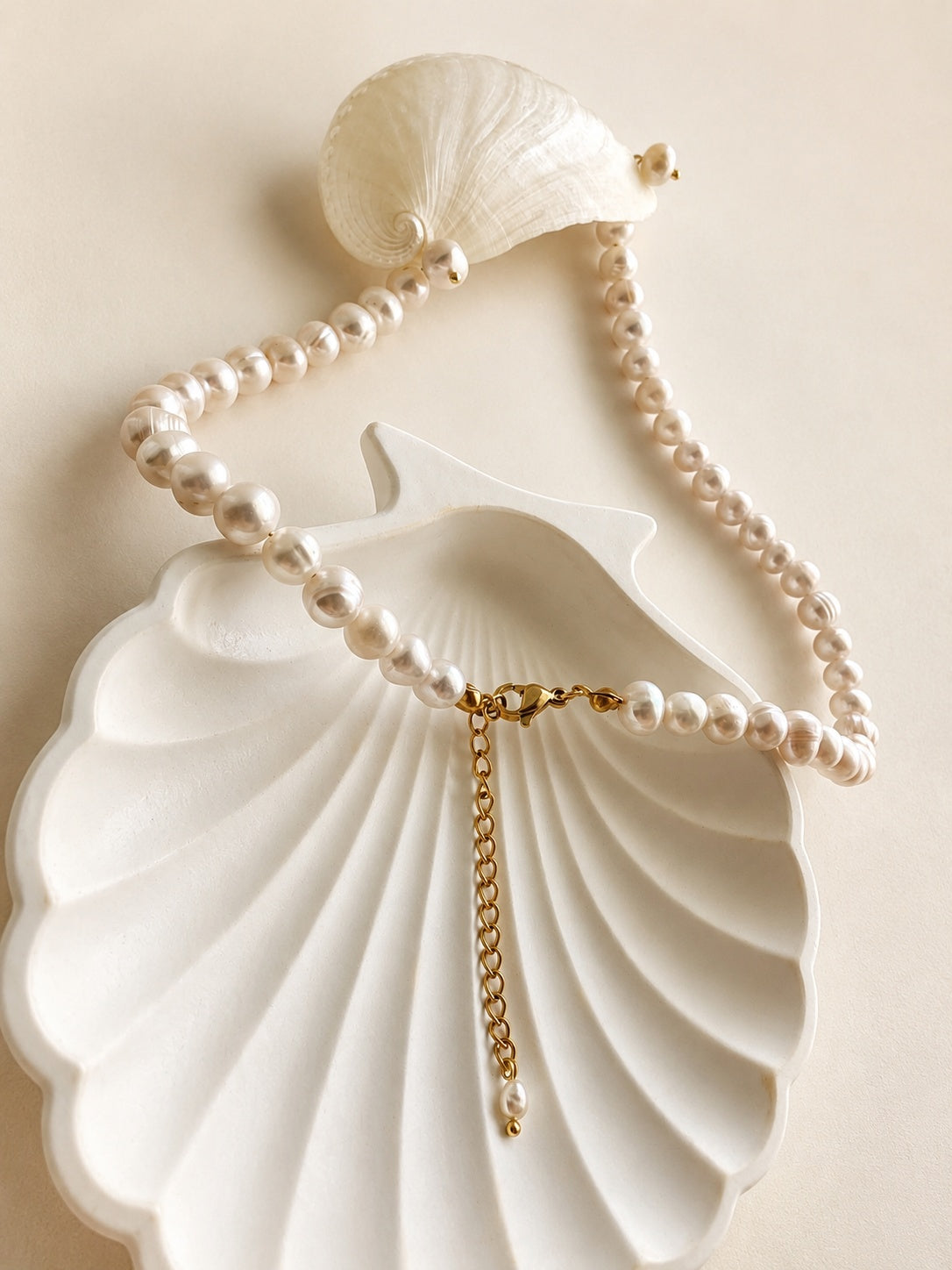Beach jewelry choker made with real pearls and a natural shell pendant.