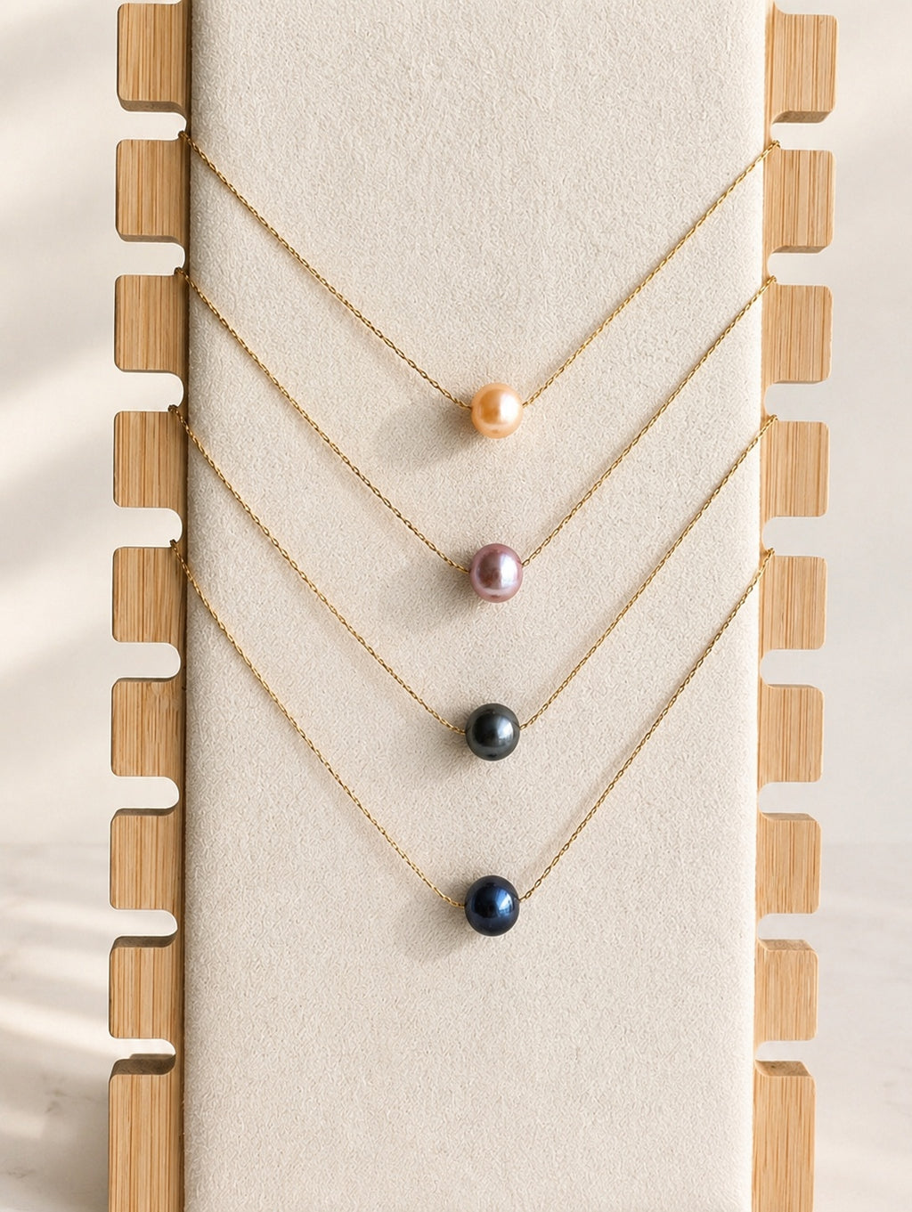 Single freshwater pearl choker necklace with an 18K gold-plated chain.