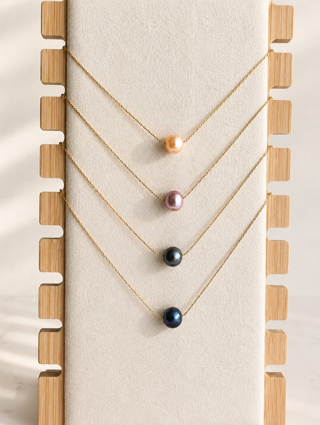 Single freshwater pearl choker necklace with an 18K gold-plated chain.