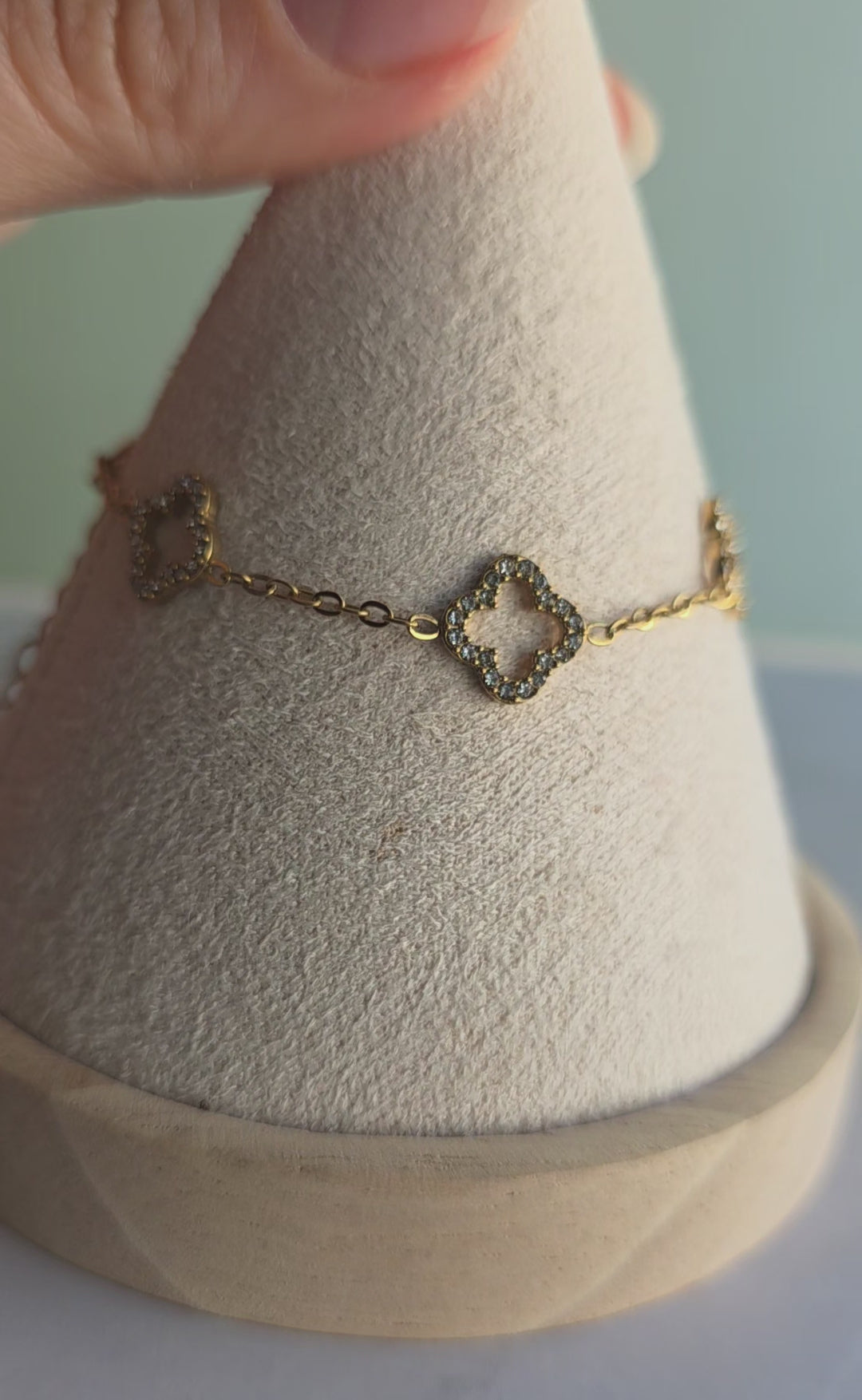 Good luck clover bracelet available in gold and silver finishes.