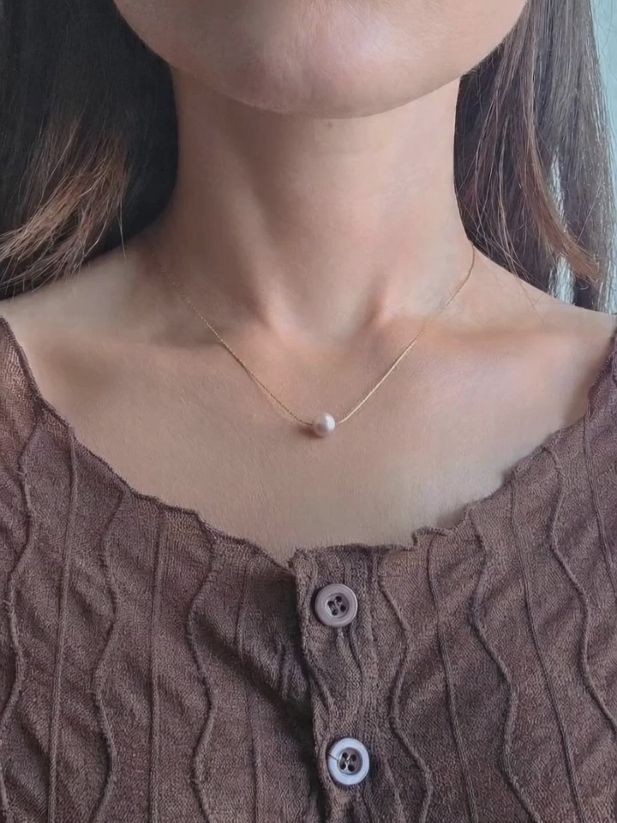 Dainty freshwater pearl choker featuring a genuine pearl on a delicate gold chain.