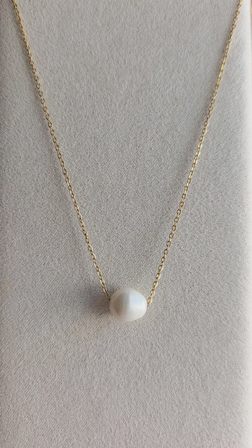 Elegant freshwater pearl necklace featuring a genuine freshwater pearl on an 18K gold-plated stainless steel chain. Waterproof minimalist pearl pendant jewelry for women, perfect for everyday wear, weddings, birthdays, and timeless gifts.