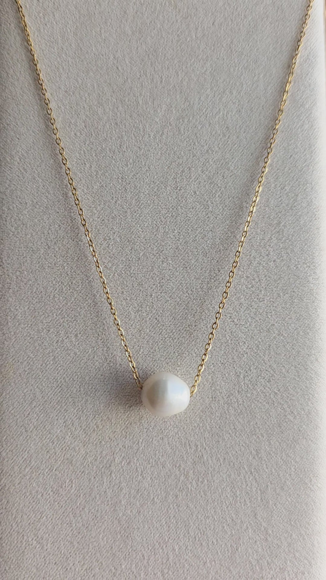 Elegant freshwater pearl necklace featuring a genuine freshwater pearl on an 18K gold-plated stainless steel chain. Waterproof minimalist pearl pendant jewelry for women, perfect for everyday wear, weddings, birthdays, and timeless gifts.