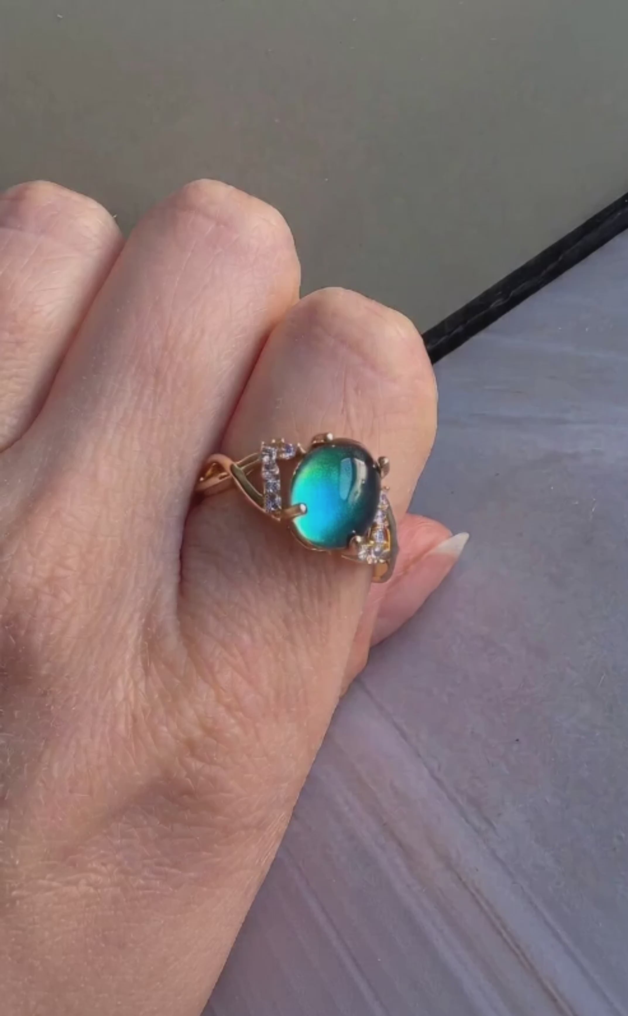 Chunky 14K gold-plated mood ring perfect for everyday wear and gifting.