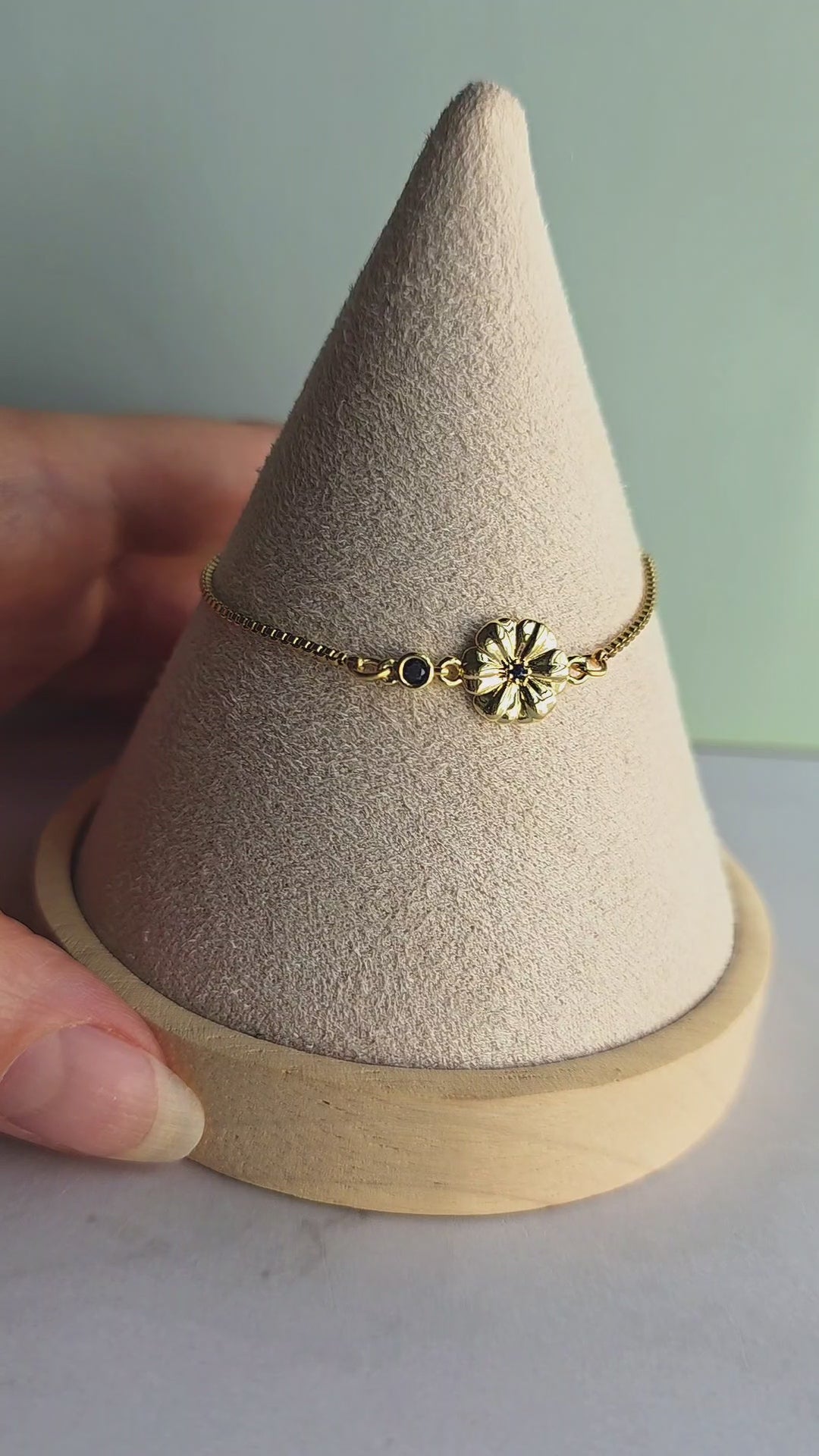 14K gold-plated birth flower bracelet with a matching birthstone, perfect for birthdays, everyday wear, and thoughtful gifts.