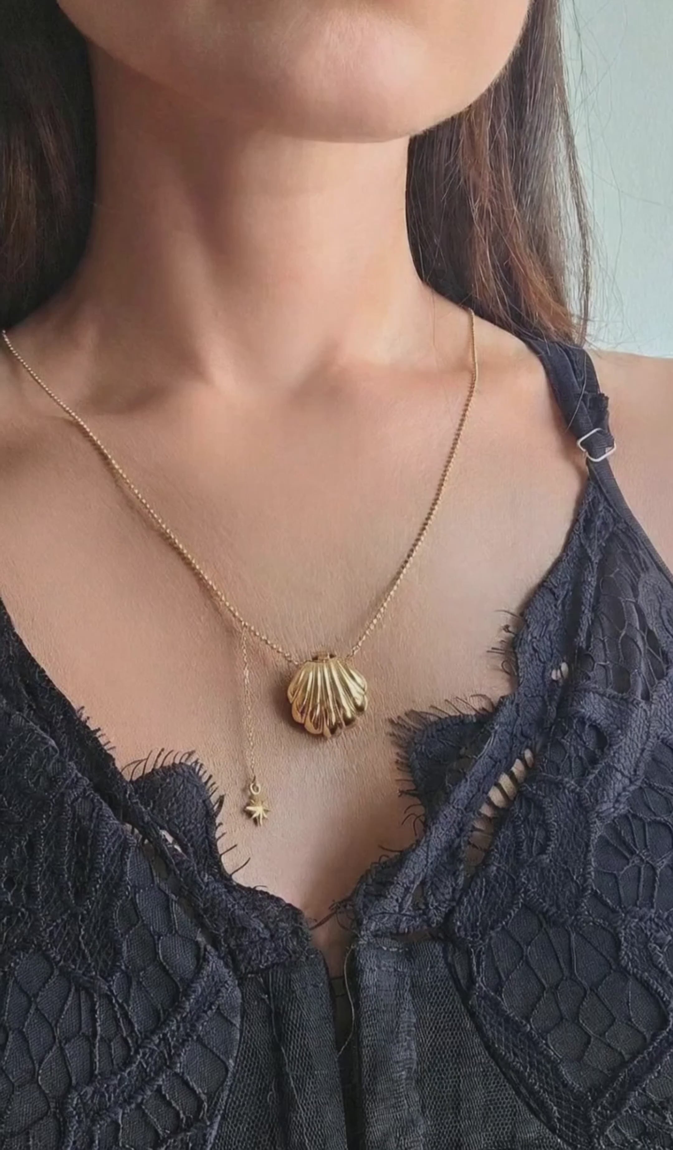 Seashell pearl necklace with an 18K gold-plated stainless steel chain.