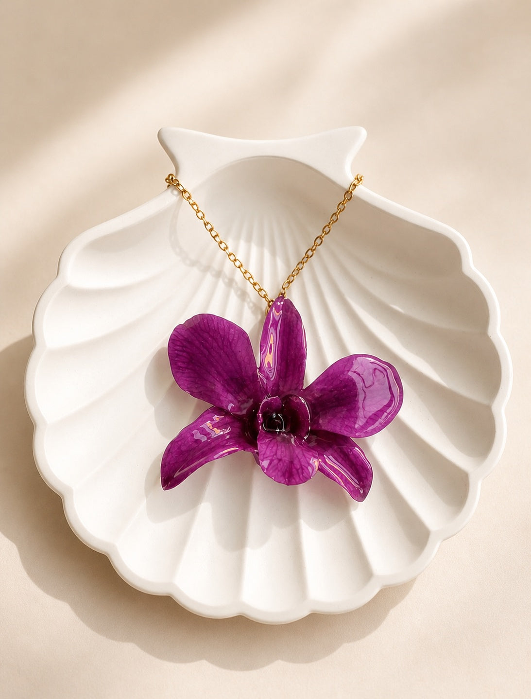 Real flower necklace with a preserved orchid pendant and elegant gold-plated finish.