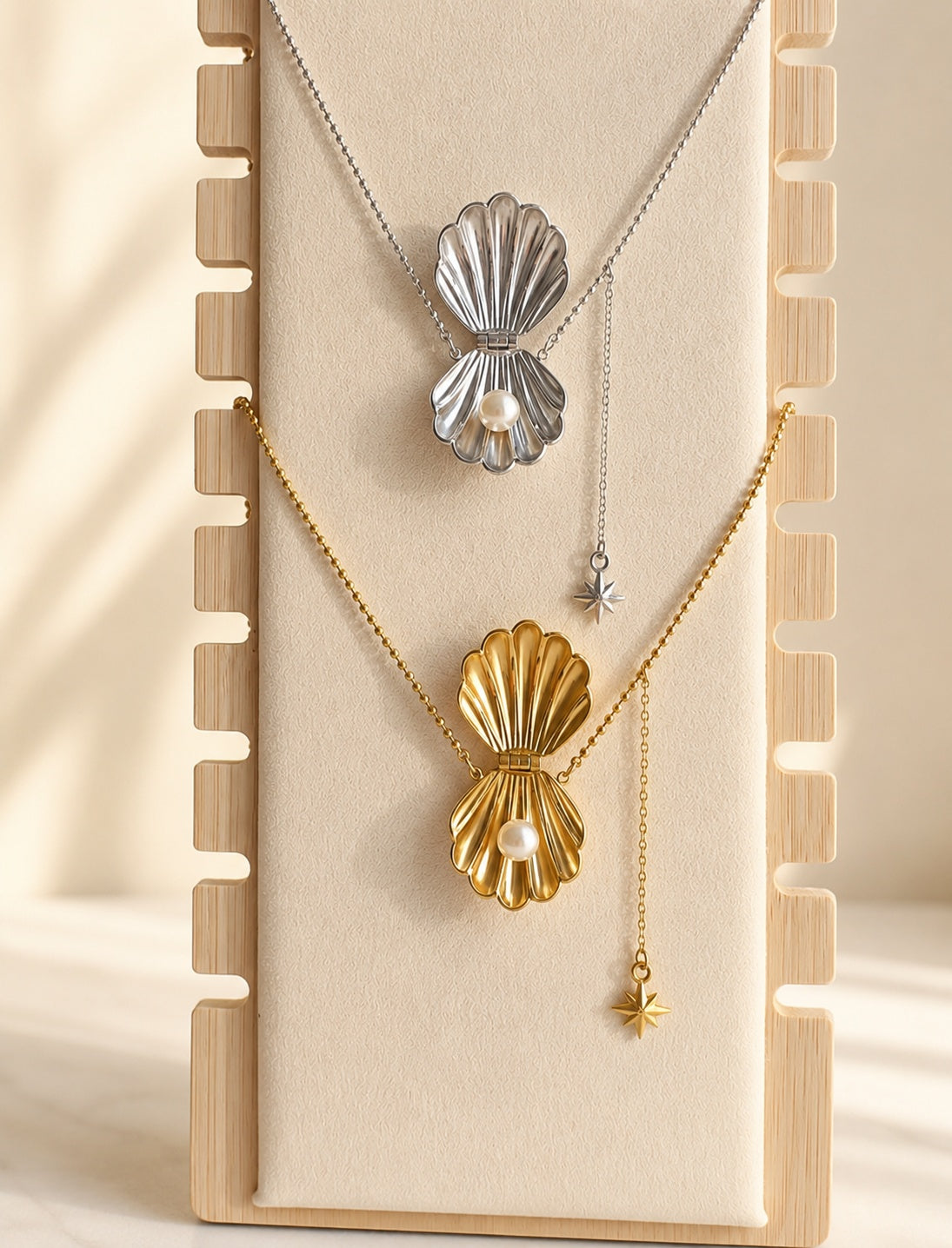 Seashell pearl necklace with an 18K gold-plated stainless steel chain.