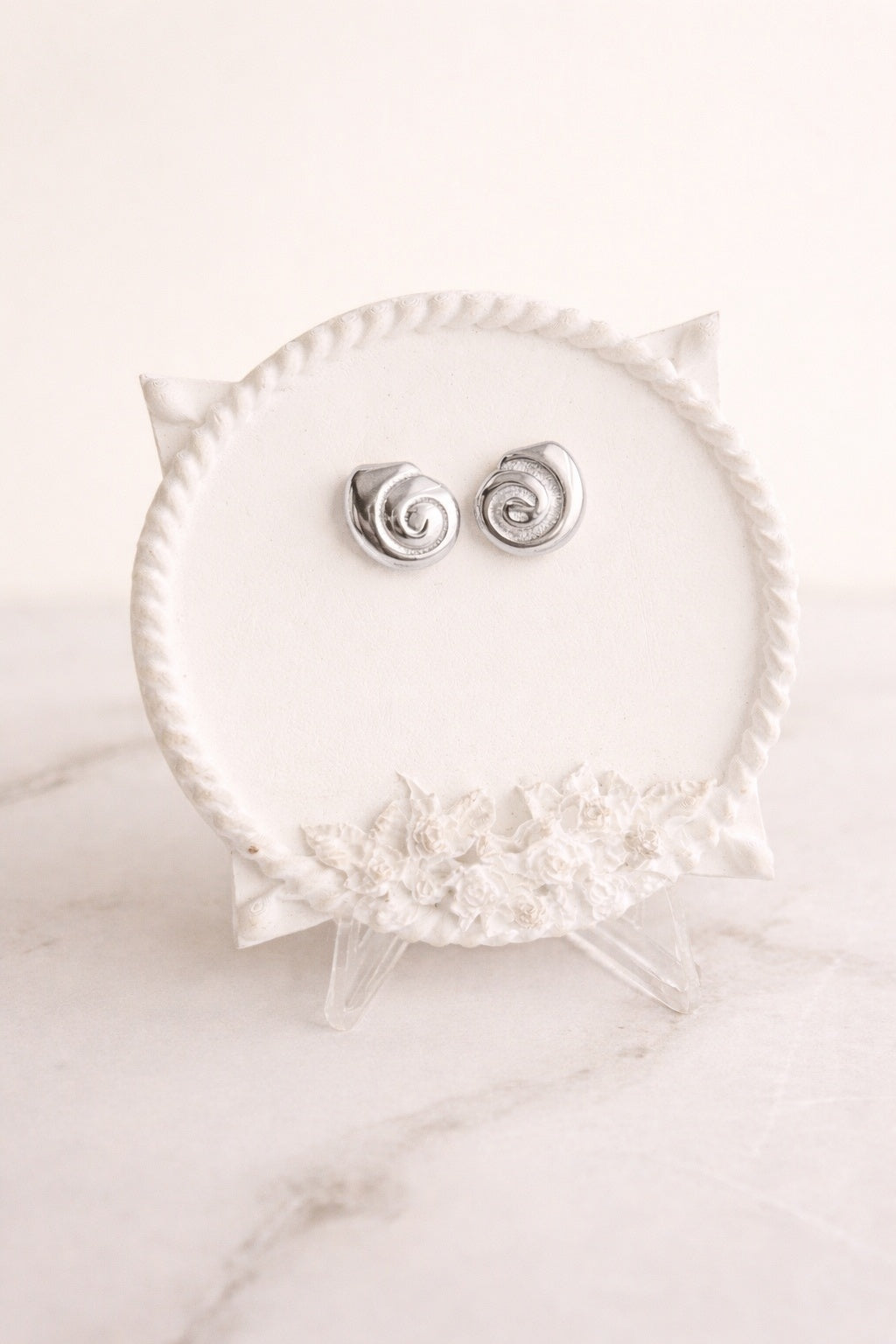 Nature-inspired snail shell spiral earrings in 18K gold plating.