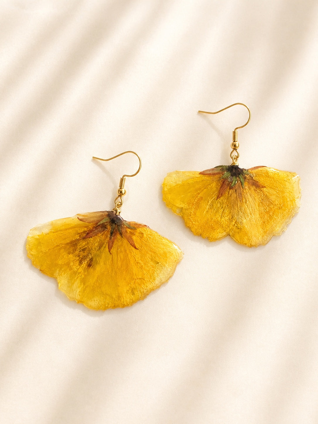 Nature-inspired real flower earrings for everyday wear and gifting.
